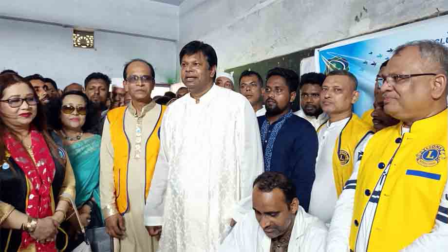 নবাবগঞ্জে লায়ন্স ক্লাবের মাধ্যমে মোল্লায় বিনামূল্যে চক্ষু পরীক্ষা